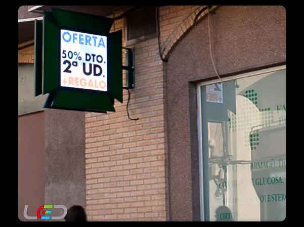 instalación de pantalla led adaptada a cruz de farmacia Led Estudios Murcia