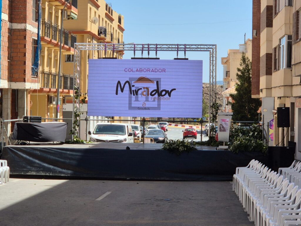 pantalla led de alquiler para evento contra el cancer en murcia. Pantalla colgada de exterior para pueblo