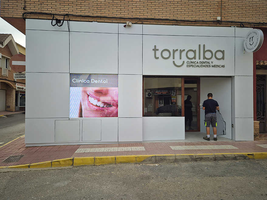 Pantalla de escaparate LED a medida en clinica dental Murcia. LED Estudios