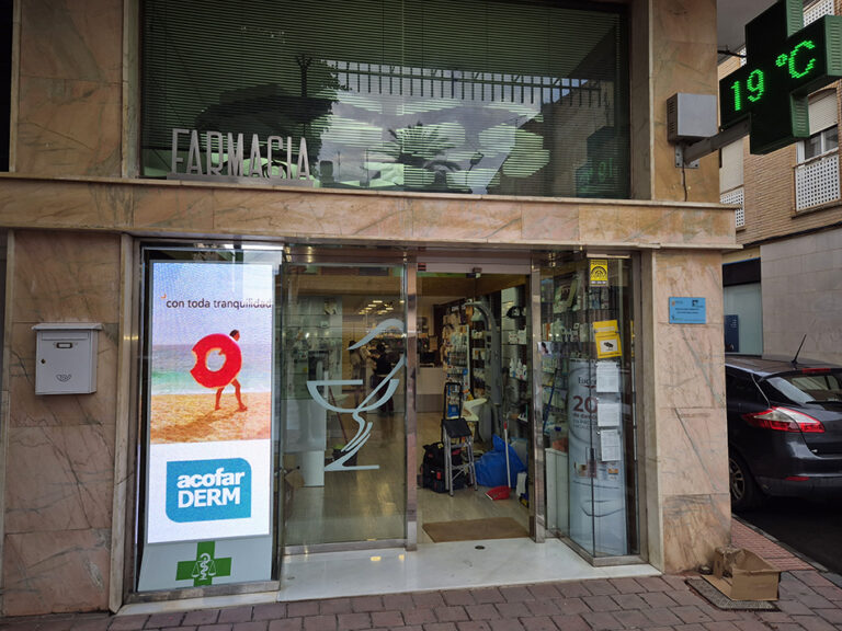 pantalla de escaparate vertical farmacia murcia