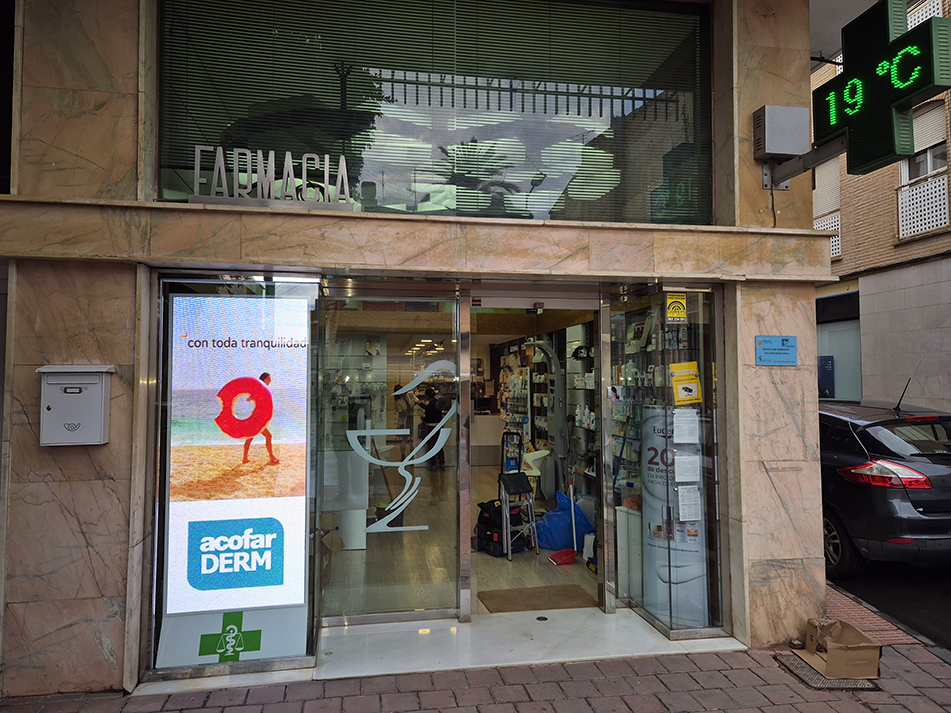 pantalla de escaparate vertical farmacia murcia