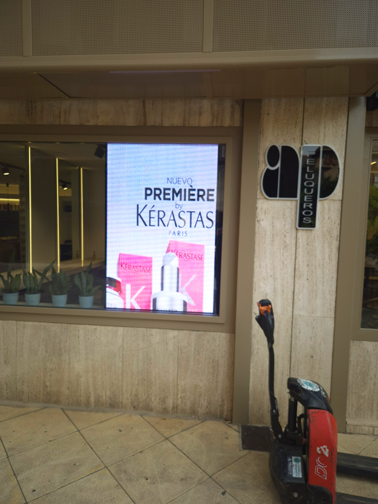 Pantalla LED para escaparate de peluqueria. Murcia